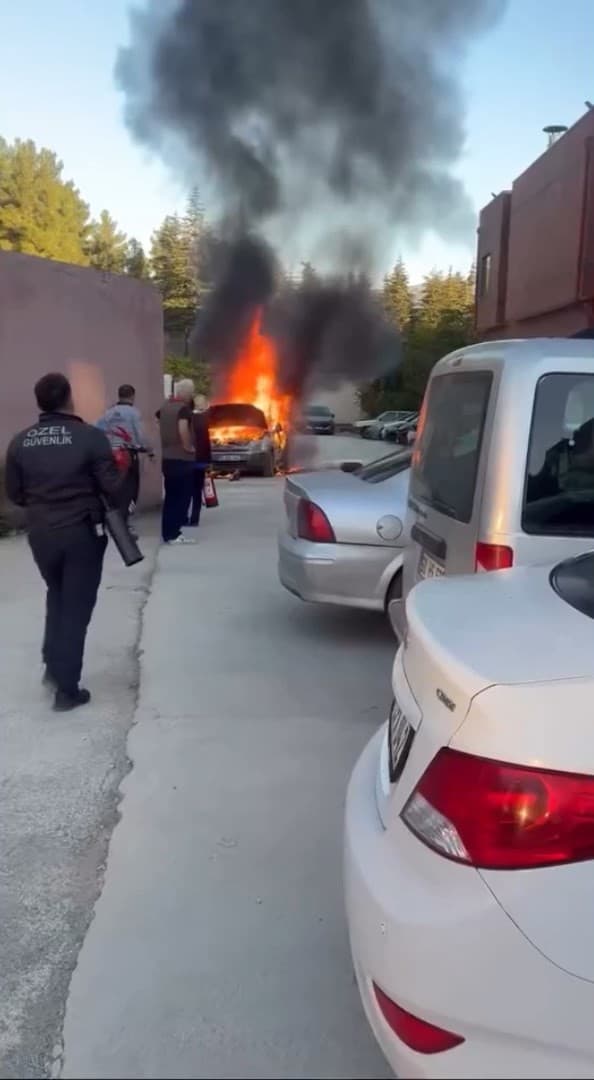 Hastane Otoparkında Otomobil Yangını: Bir Araç Küle Döndü