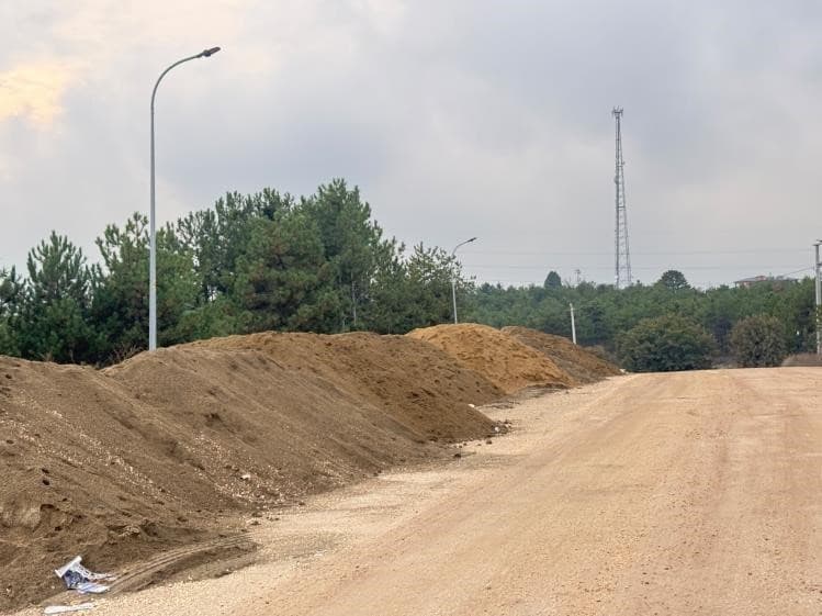 Bilecik'te Yol Kenarına Dökülen Kumlar Sürücüleri Tedirgin Ediyor