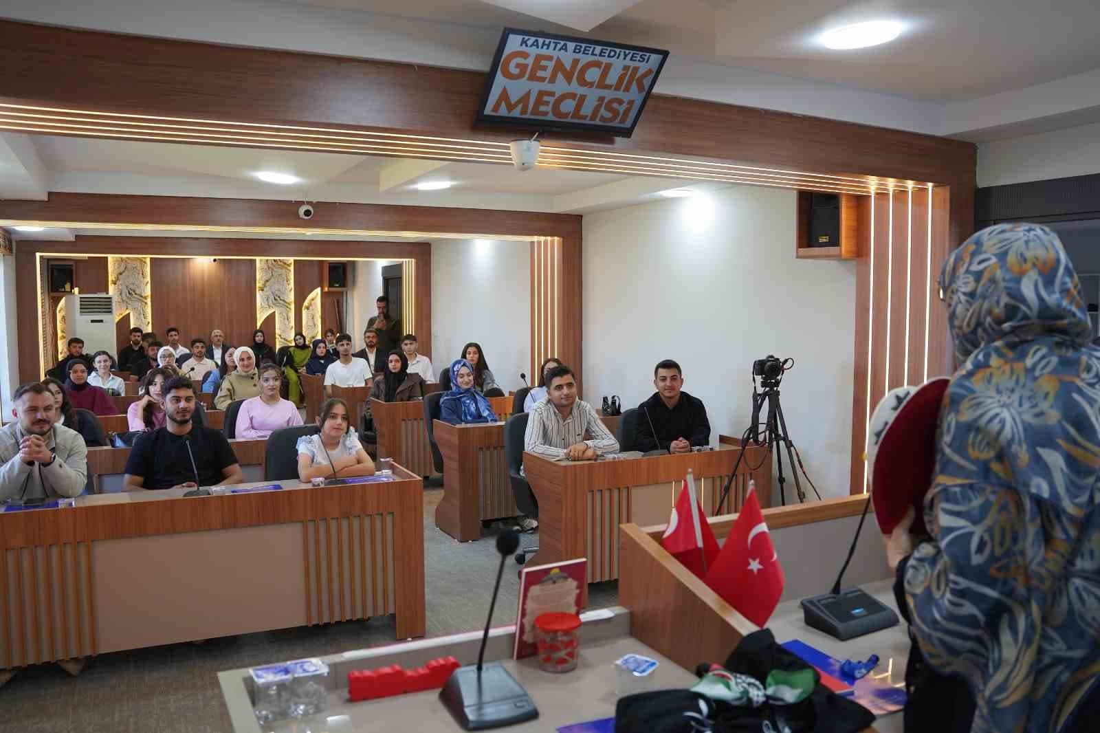 Mine İzgi Kâhta Belediyesi Gençlik Meclisi ile Bir Araya Geldi