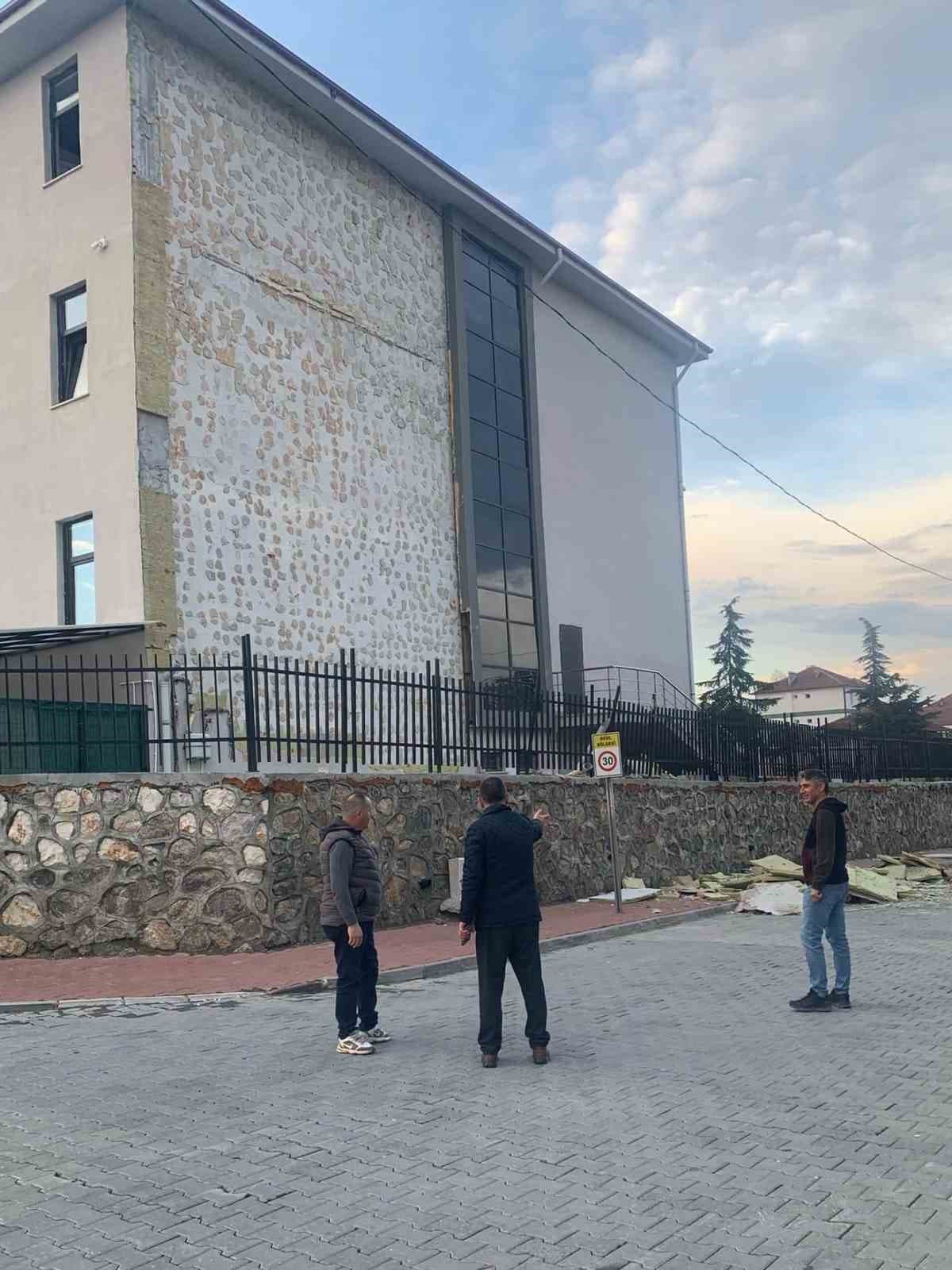 Gümüşova'da Şiddetli Fırtına Okul Binasına Zarar Verdi