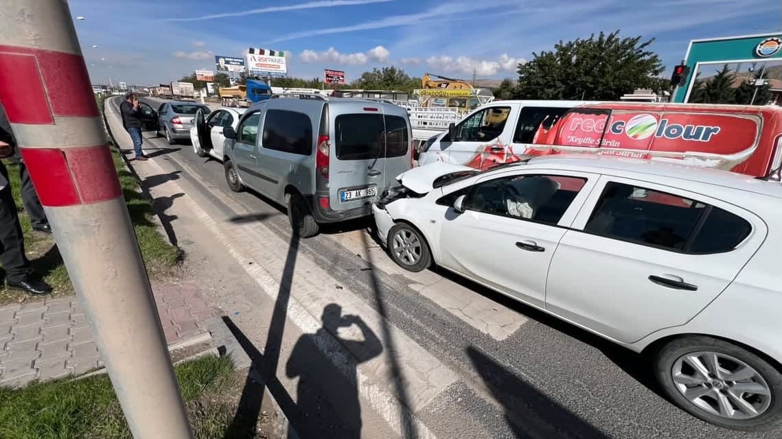 Elazığ'da 4 Aracın Karıştığı Zincirleme Kaza