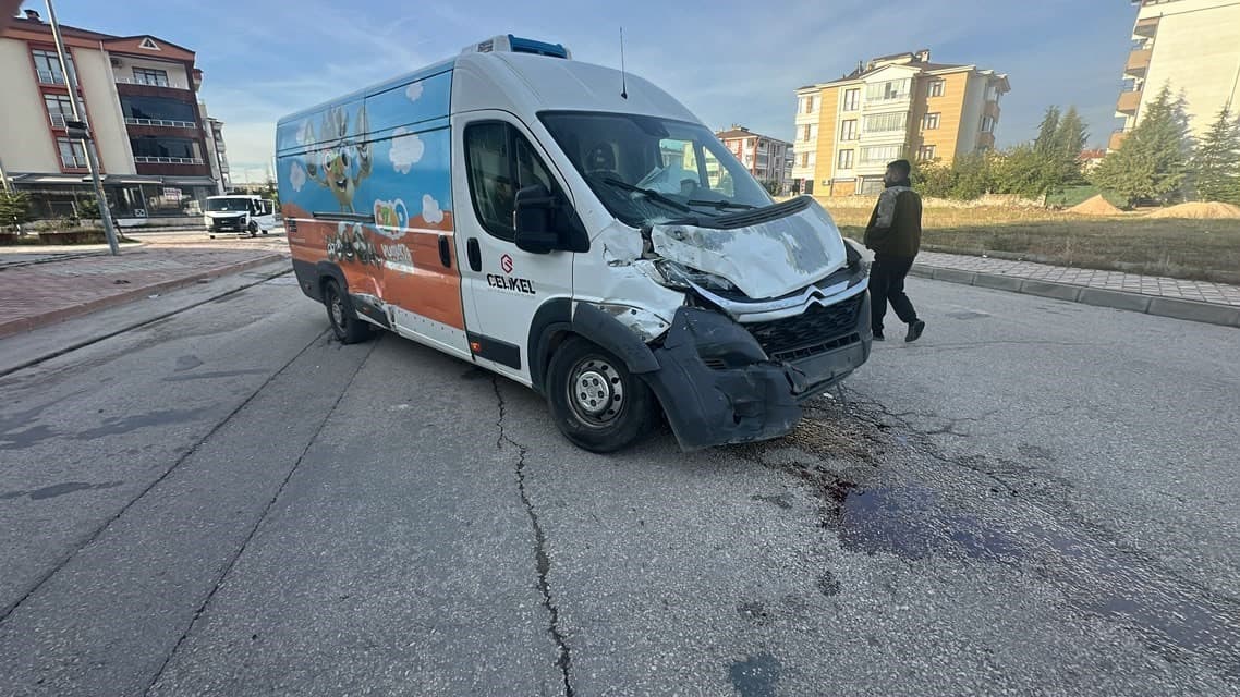 Elazığ'da İki Minibüs Çarpıştı: 4 Yaralı