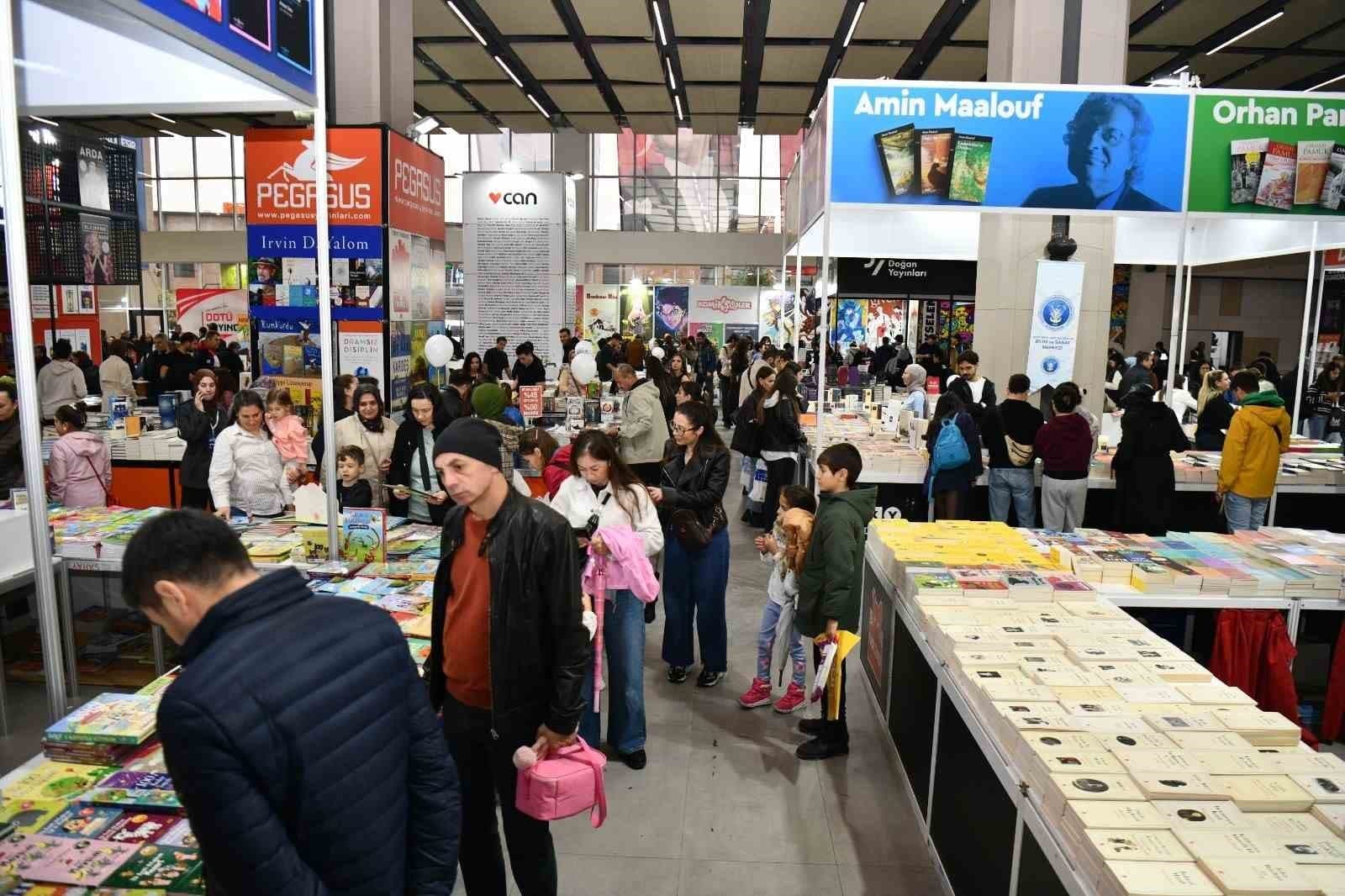 2. Balıkesir Kitap Fuarı'na Yoğun İlgi: İlk Üç Günde 40 Bin Ziyaretçi