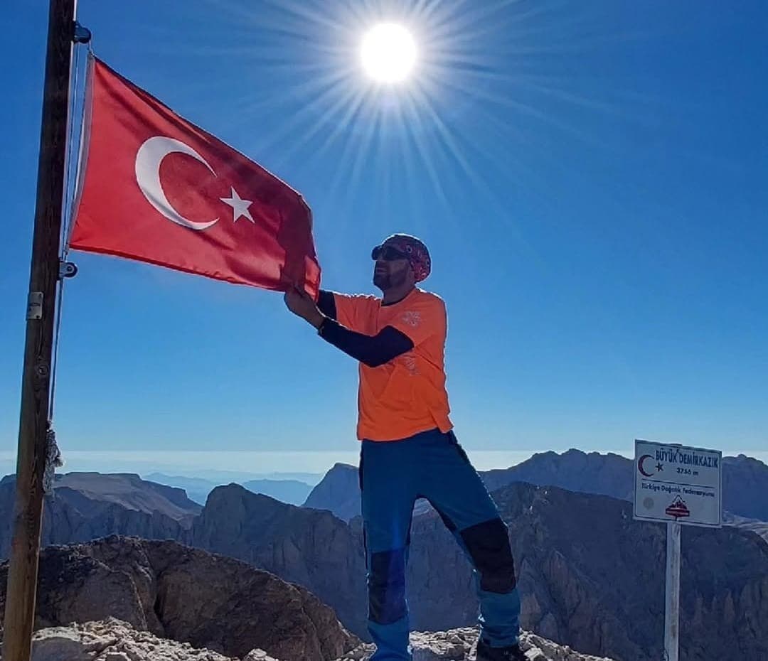 Erciyes Dağı'nda Facia: Rehber Dağcı Uçuruma Düştü, Hollandalı Turist Mahsur Kaldı
