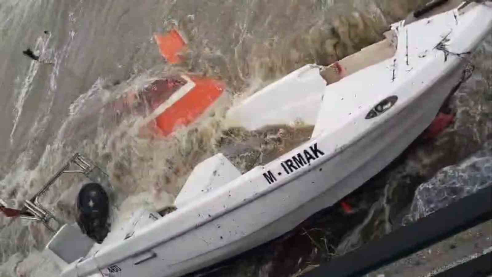 Gemlik ve Kumla'da Lodosun Batırdığı Tekneler Kıyıya Çıkarılıyor
