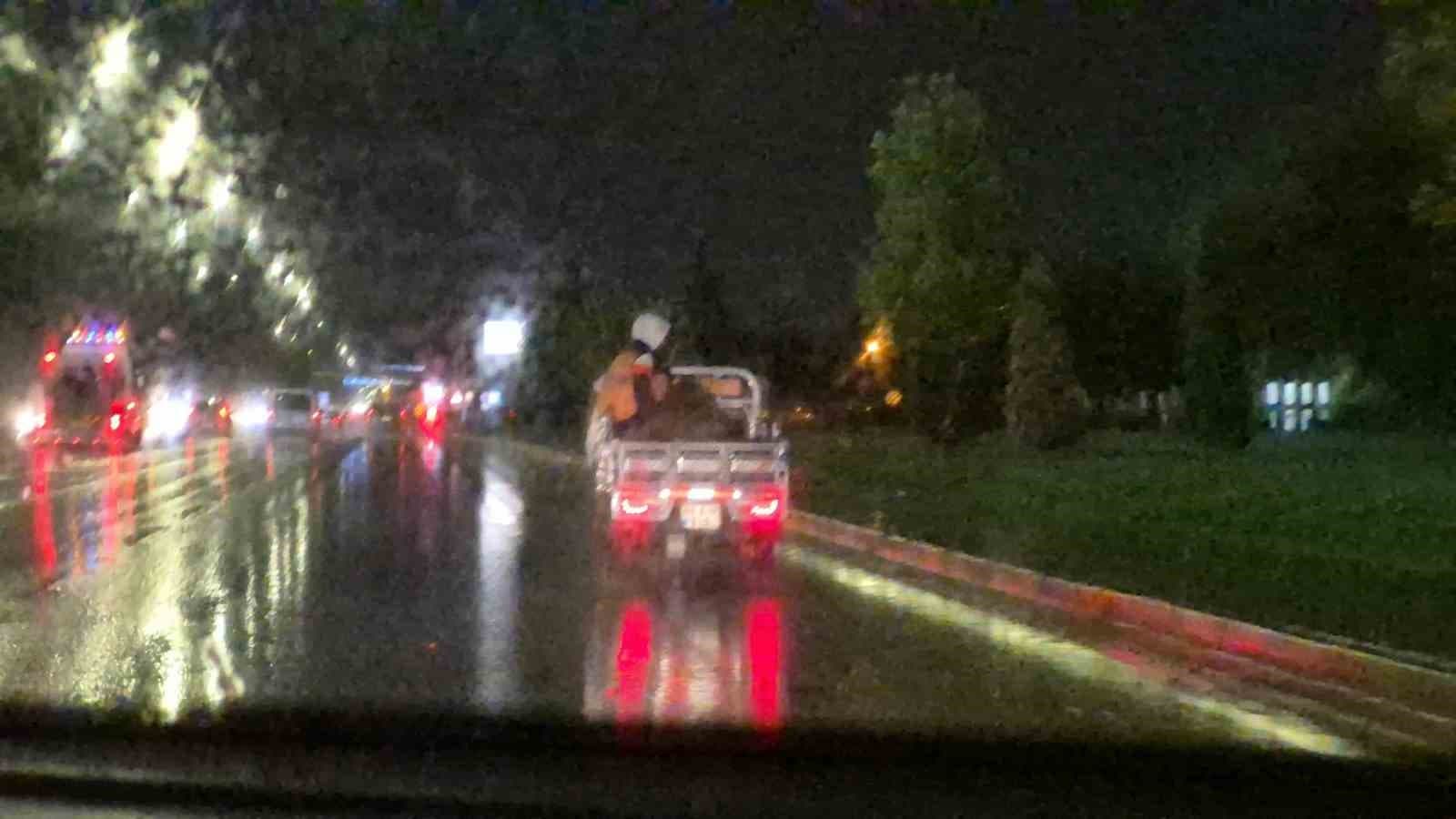 Eskişehir'de Yağmur Altında Tehlikeli Yolculuk