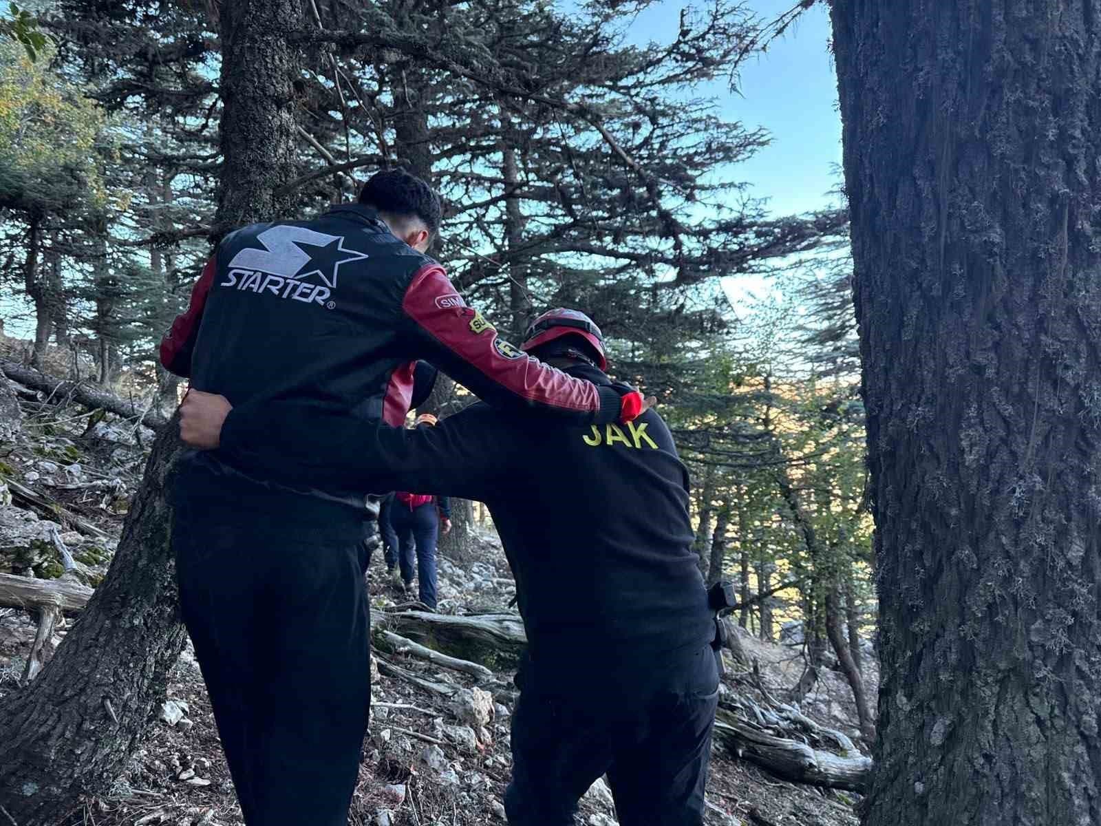 Sarp Katran Zirvesi'nde Mahsur Kalan İki Dağcı 14 Saatlik Operasyonla Kurtarıldı