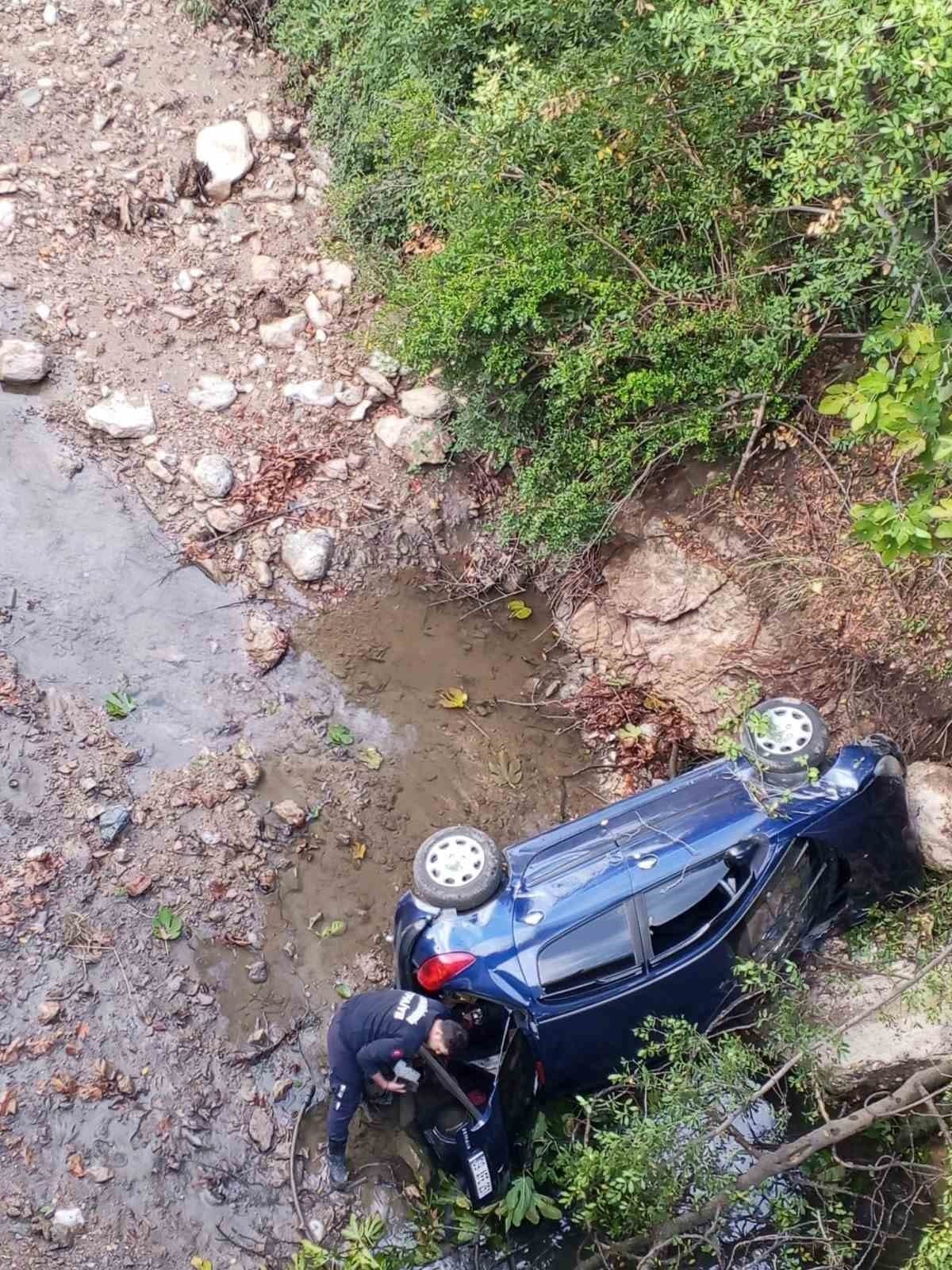 Kontrolden çıkan otomobil dereye uçtu: 3 yaralı