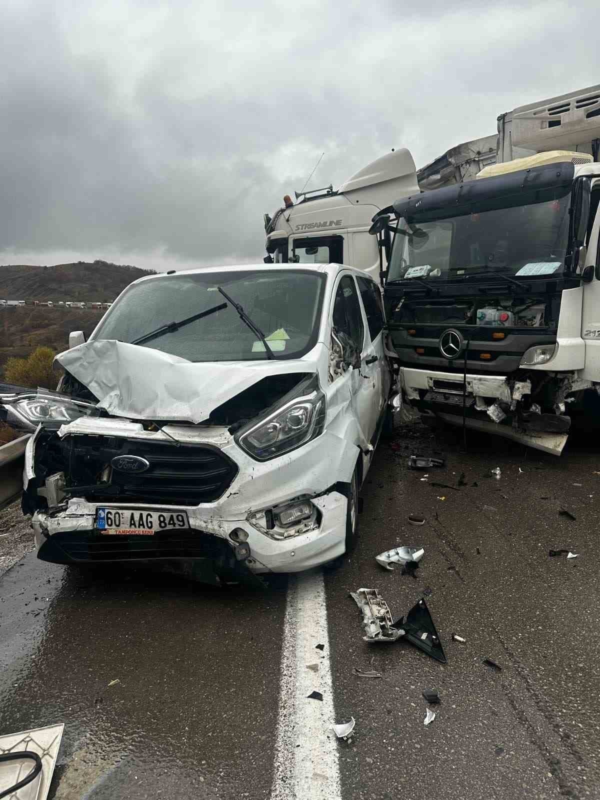 Erzurum’un Aşkale ilçesinde zincirleme trafik kazası: 3 araç birbirine girdi