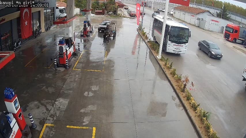 Yakıtı biten aracı at arabasıyla 2 kilometre çekti