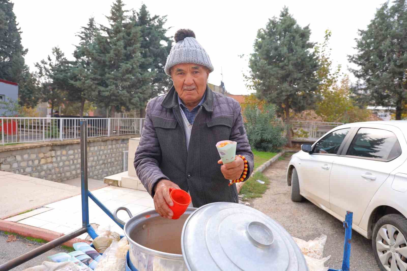 35 yıldır el arabasıyla sokak sokak dolaşıp nohut satıyor