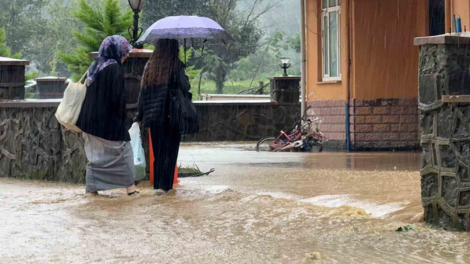 Rize’de şiddetli yağış etkili oluyor