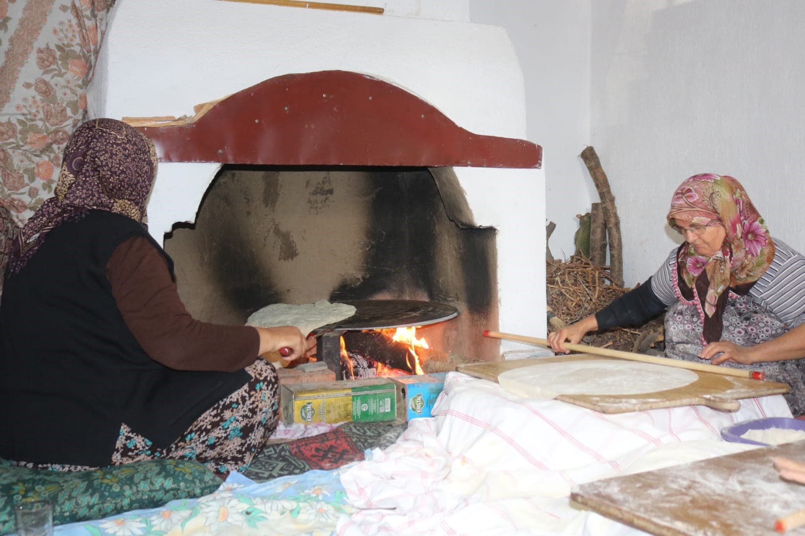 Çivril’de yufkalar açılıyor, imece geleneği yaşıyor