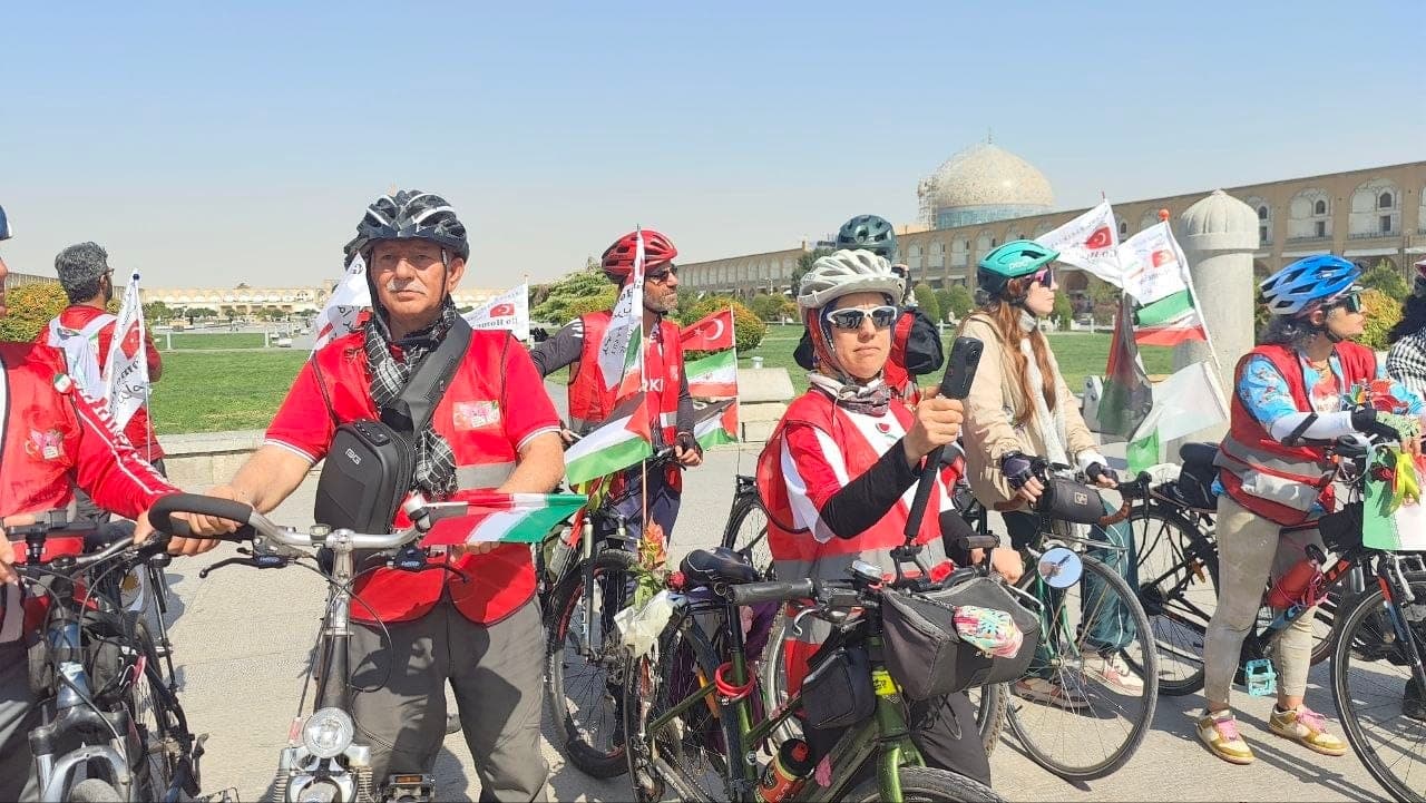 Bergama’dan İran’a çocuklar için pedal çevirdi