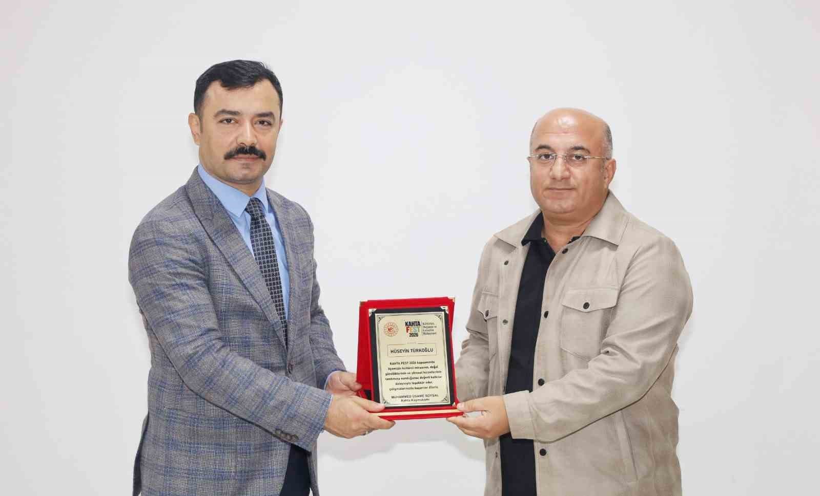Kaymakam Soysal’dan İHA muhabirine plaket