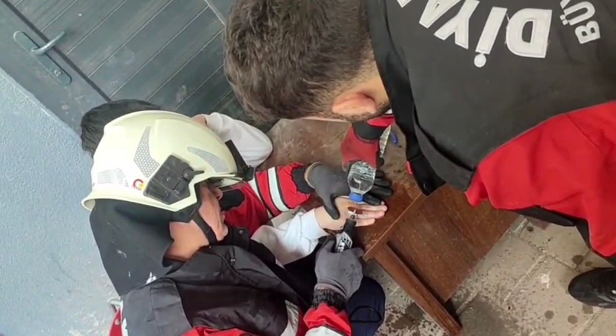 Diyarbakır’da çocuğun parmağına sıkışan metal itfaiye erleri tarafından çıkartıldı