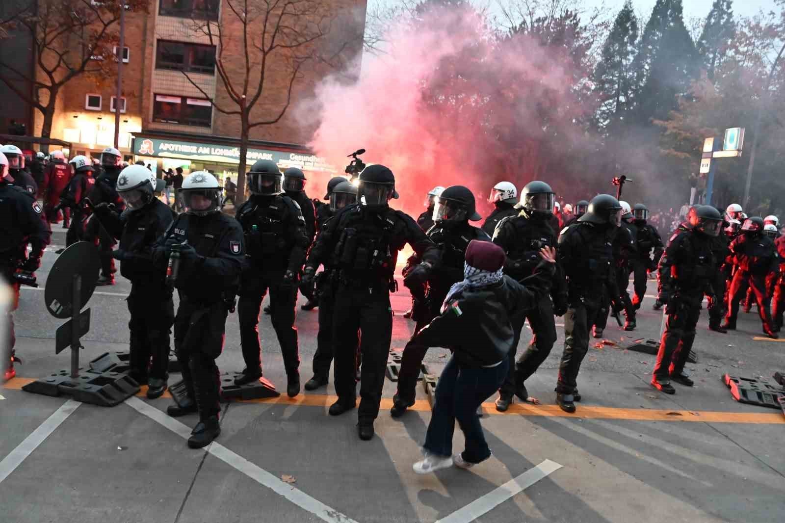 Hamburg’da zorunlu askerliğe karşı yapılan gençlik protestosu olaylı bitti