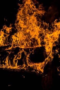 Kastamonu'da Ahşap Evde Başlayan Alevler Mahallede Dehşet Saçtı: 10 Ev Yandı