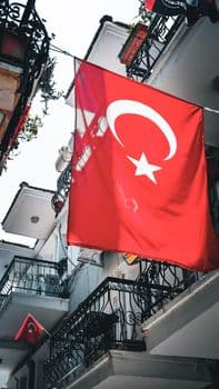 Bayraklı Belediyesi'nde Yolsuzluk Operasyonu: Eski Başkan Serdar Sandal Gözaltında
