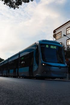 Konya'da Tramvay Hattına Giren Otomobil Seferleri Aksattı