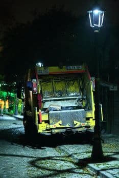 Ataşehir'de Kamyonun Çarptığı Bina Tahliye Edilerek Mühürlendi