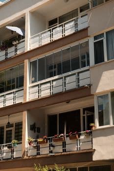 Bursa'da Balkon Yangını Eve Sıçramadan Kontrol Altına Alındı