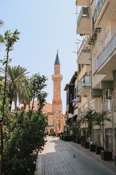 Antalya'da Depoda Çıkan Yangın Kontrol Altına Alındı