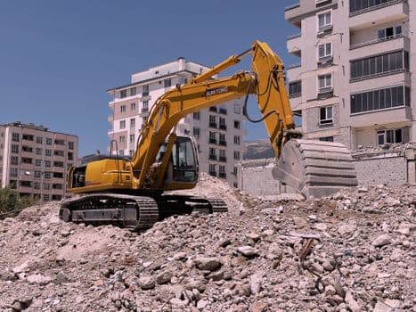 Küçükçekmece'de Yıkım Çalışması Sırasında Bina Çöktü