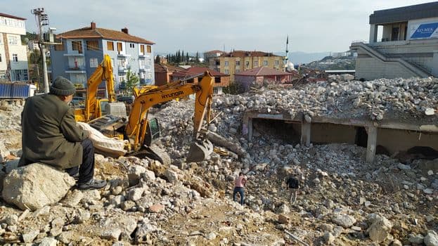 Konya'da Hafriyat Tırı Devrildi: 1 Yaralı
