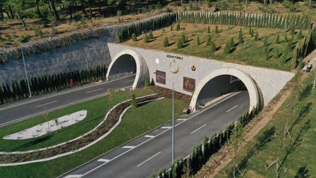 Sakarya'da Tarım Aracının Devrildiği Kazada 2 Yaralı