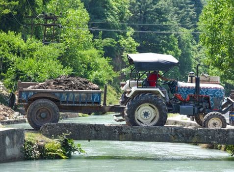 Düzce'de Traktör Römorku Devrildi: 11 Kişi Yaralandı