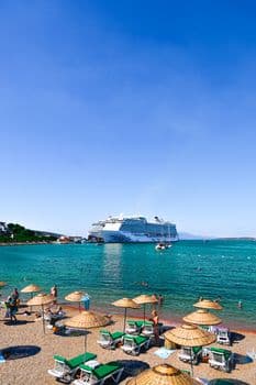 Kuşadası'na Dört Kruvaziyer Gemisiyle 6 Bin Turist Yanaştı