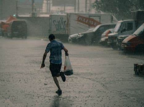 Sultangazi'de Sağanak Kabusu: Alt Geçidi Su Bastı, İtfaiye Aracı Mahsur Kaldı