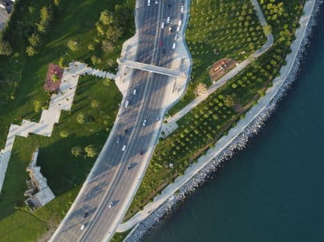 İstanbul'da Şiddetli Yağış: Yollar Göle Döndü