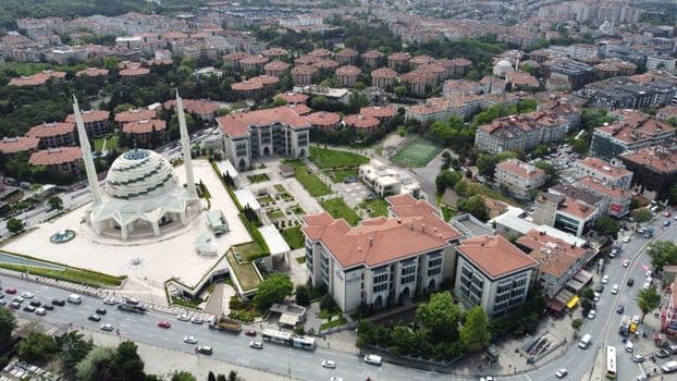 İstanbul'da Sağanak Yağış: Küçükçekmece'deki Dere Çağlayana Döndü