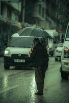 Şişli'de Sağanak Yağış Rögar Kapaklarını Patlattı
