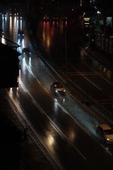 İstanbul'da Sağanak Yağış E-5 Trafiğini Felç Etti