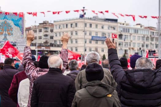 İstanbul'da Şiddetli Fırtına ve Yağış Vatandaşları Zorladı