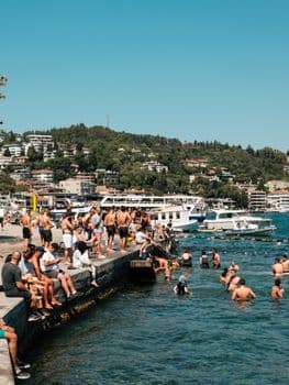Sarıyer'de Sağanak Yağış Yolları Göle Çevirdi: Vatandaşlar Zor Anlar Yaşadı