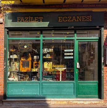 Tarsus'ta Esnaf Vitrinleri Sanat Galerisine Dönüştü