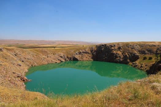 Meke Gölü'nde Sis ve Volkanik Koninin Büyüleyici Uyumu