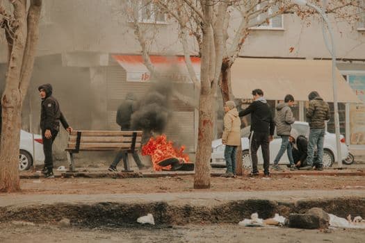 Fransa'da Protestolar Şiddetlendi: Tarihi Yapılar Yakıldı, Belediye Binaları Basıldı