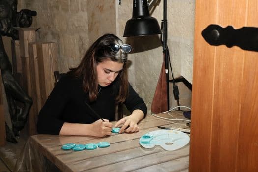 Güvenlik Görevlisinin Sabırla İşlediği Sanat: Kişiye Özel Tespihler