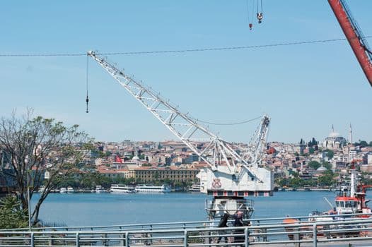 Kadıköy'de Vinç Devrildi: 11 Katlı Binanın Girişi Hasar Gördü