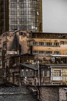 Hisarcık’ta metruk binalara itfaiye müdahalesi