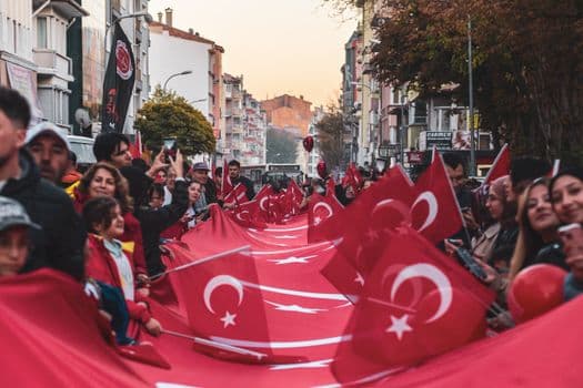 Kartalo’da 29 Ekim coşkusu fener alayı ve Selçuk Balcı konseriyle yaşandı