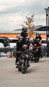 Motosikletinin çalındığını iddia eden alkollü şahıs, yoldan geçen otomobili polis aracı sanıp saldırdı