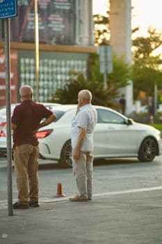 Otomobilin çarptığı yaşlı adama ilk müdahale yoldan geçen doktor belediye başkanından geldi