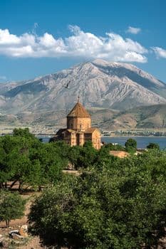 İran’ın Lavan Adası açıklarındaki gemiye şüpheli saldırı