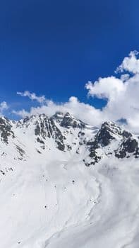 Van’da beyaz zirveler ile gölün maviliği aynı karede buluştu